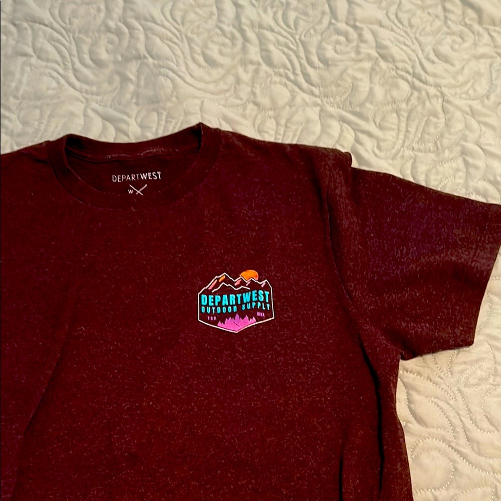 Men’s maroon short sleeve tee